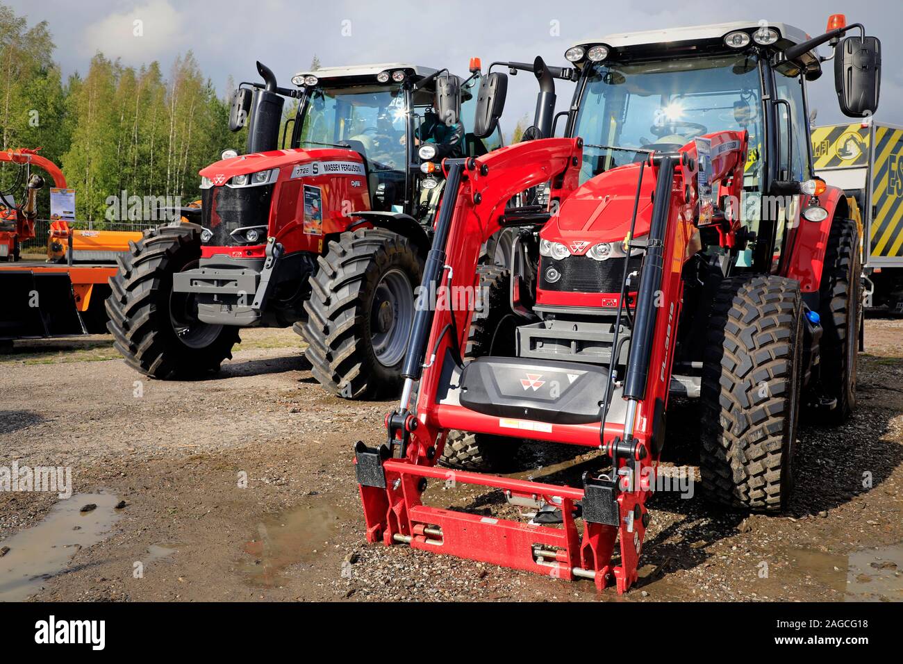 Hyvinkää, Finlandia. Il 6 settembre 2019. Due Massey Ferguson serie S di trattori agricoli visualizzato sul Maxpo 2019. Foto Stock