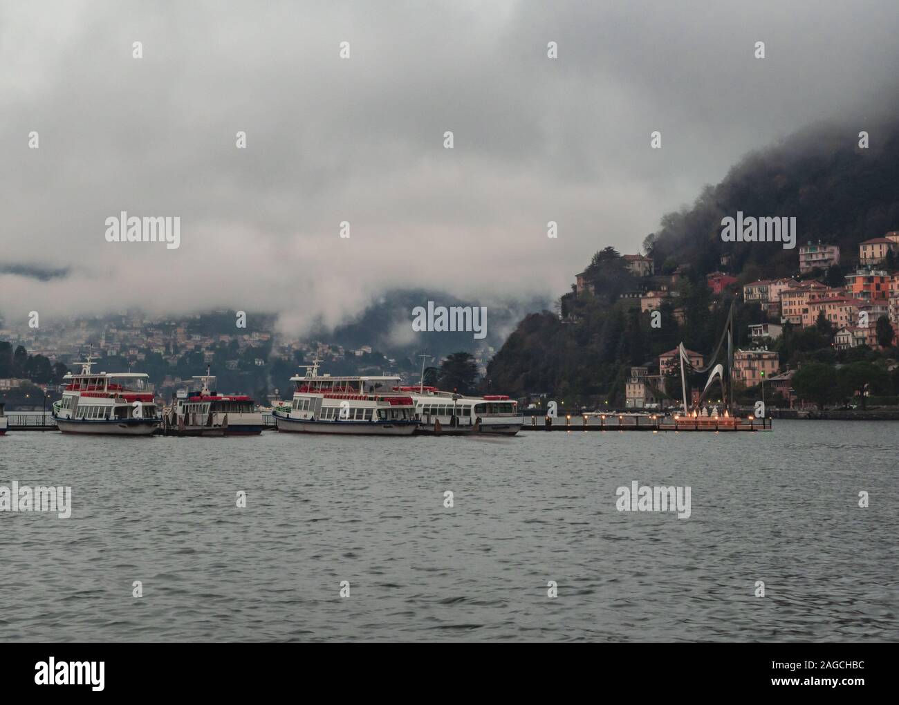 Panorama invernale sul lago di Como con nuvole basse di inviluppo della montagna Foto Stock