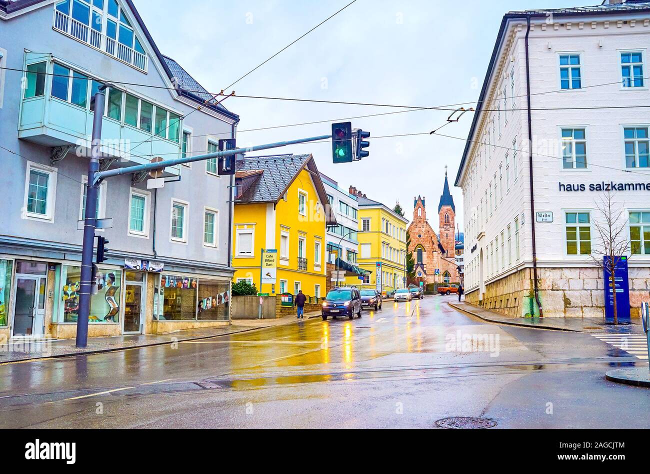 GMUNDEN, Austria - 22 febbraio 2019: La scena urbana nel moderno distretto della città con mattoni vecchi Evangelican Chiesa sullo sfondo, in Febbraio Foto Stock