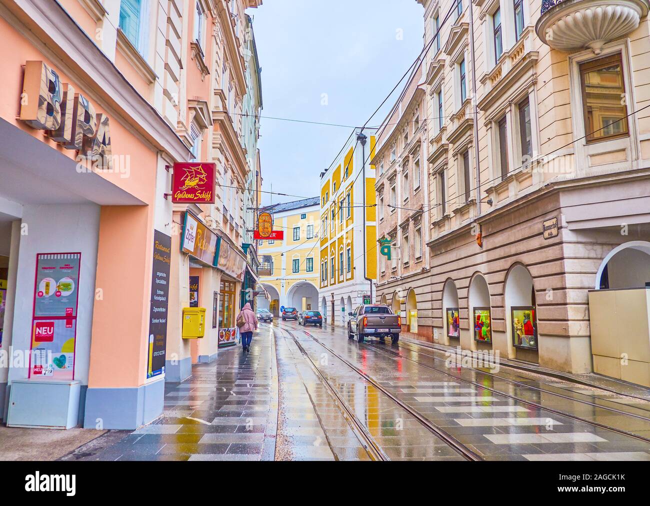 GMUNDEN, Austria - 22 febbraio 2019: La città vecchia è un bel posto per fare shopping in numerosi negozi e boutique si trova in edifici storici lungo la s Foto Stock