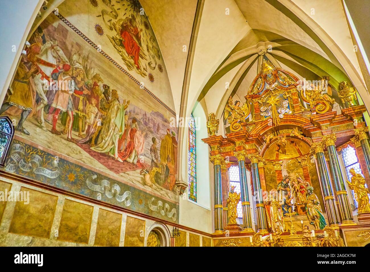 GMUNDEN, Austria - 22 febbraio 2019: l'incredibile decorazione della chiesa parrocchiale con un bellissimo altare e il grande affresco raffigurante la Bibbia della scena, Foto Stock
