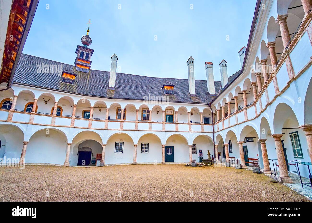 GMUNDEN, Austria - 22 febbraio 2019: il cortile panoramico di Schloss Ort castello con portici sui pavimenti, il 22 febbraio a Gmunden Foto Stock