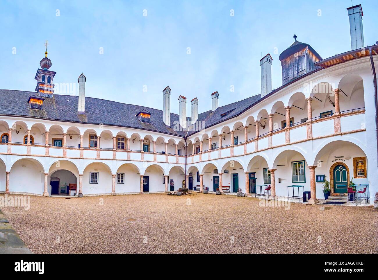 GMUNDEN, Austria - 22 febbraio 2019: vista panoramica su Schloss Ort castello il cortile porticato con porta di ingresso al famoso Orther Stub'n restaur Foto Stock