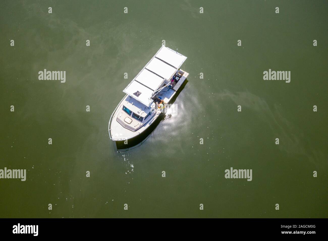 Una barca che porta gli acquieri per controllare le loro ostriche, St. Leonard, Maryland, USA Foto Stock