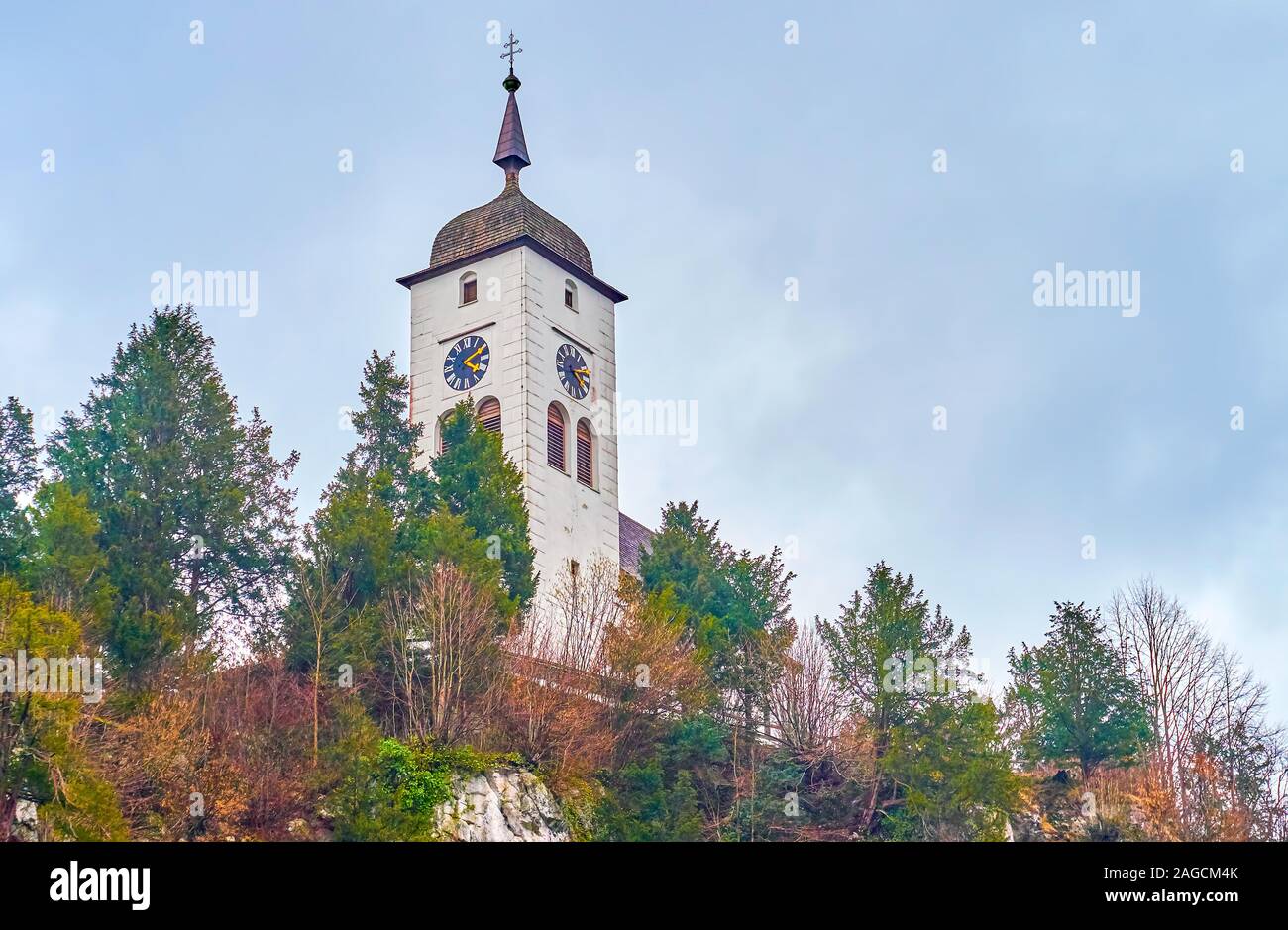 La Scenic Johannesbergkapelle medievale (Johannesberg cappella) situato sulla parte superiore della roccia Odinstein nei dintorni di vegetazione lussureggiante, Traunkirchen, Aust Foto Stock