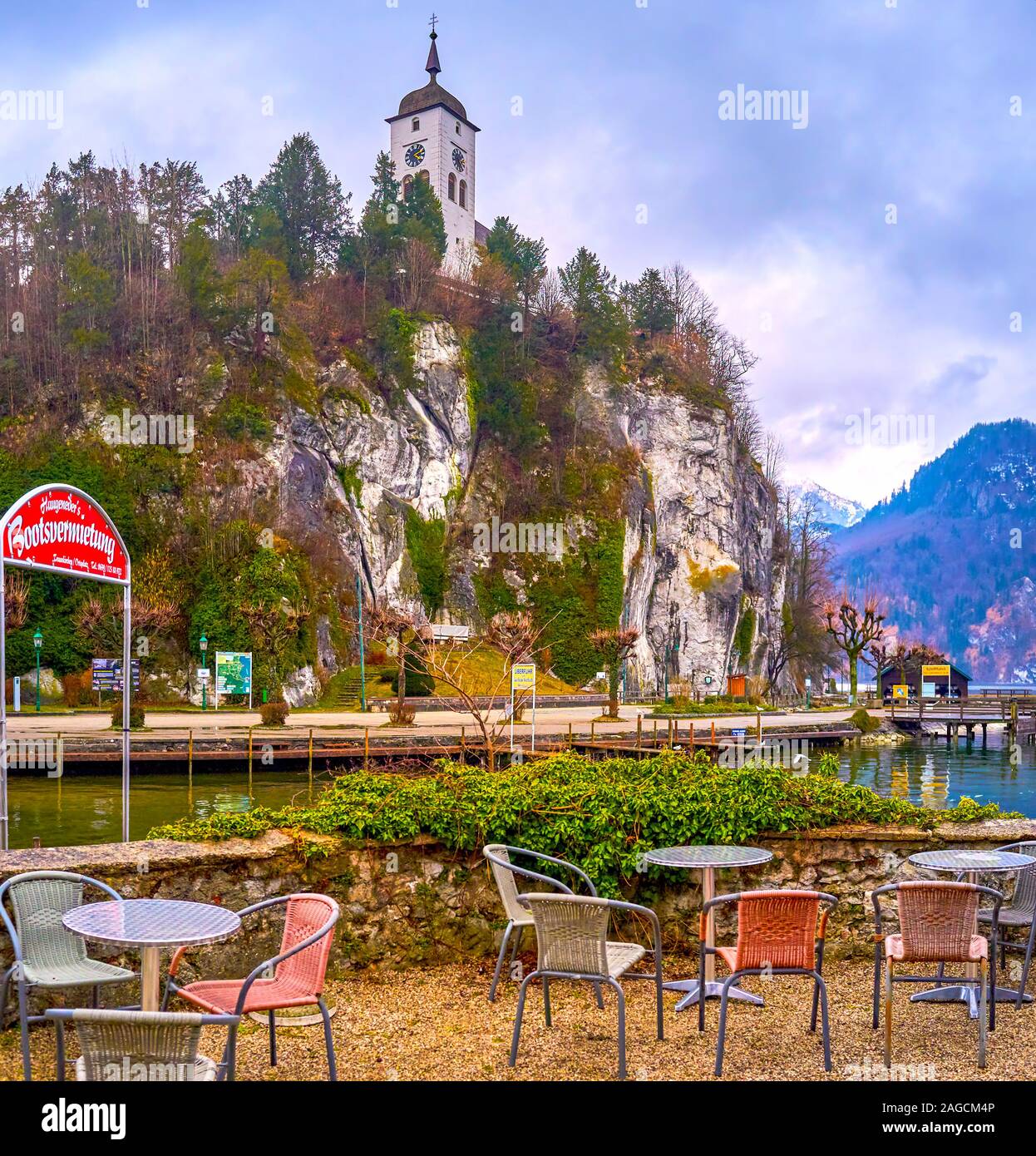 TRAUNKIRCHEN, Austria - 22 febbraio 2019: il ristorante all'aperto sulla terrazza sulla banca del lago Traun con una vista sulla Cappella Johannesberg sul per Foto Stock