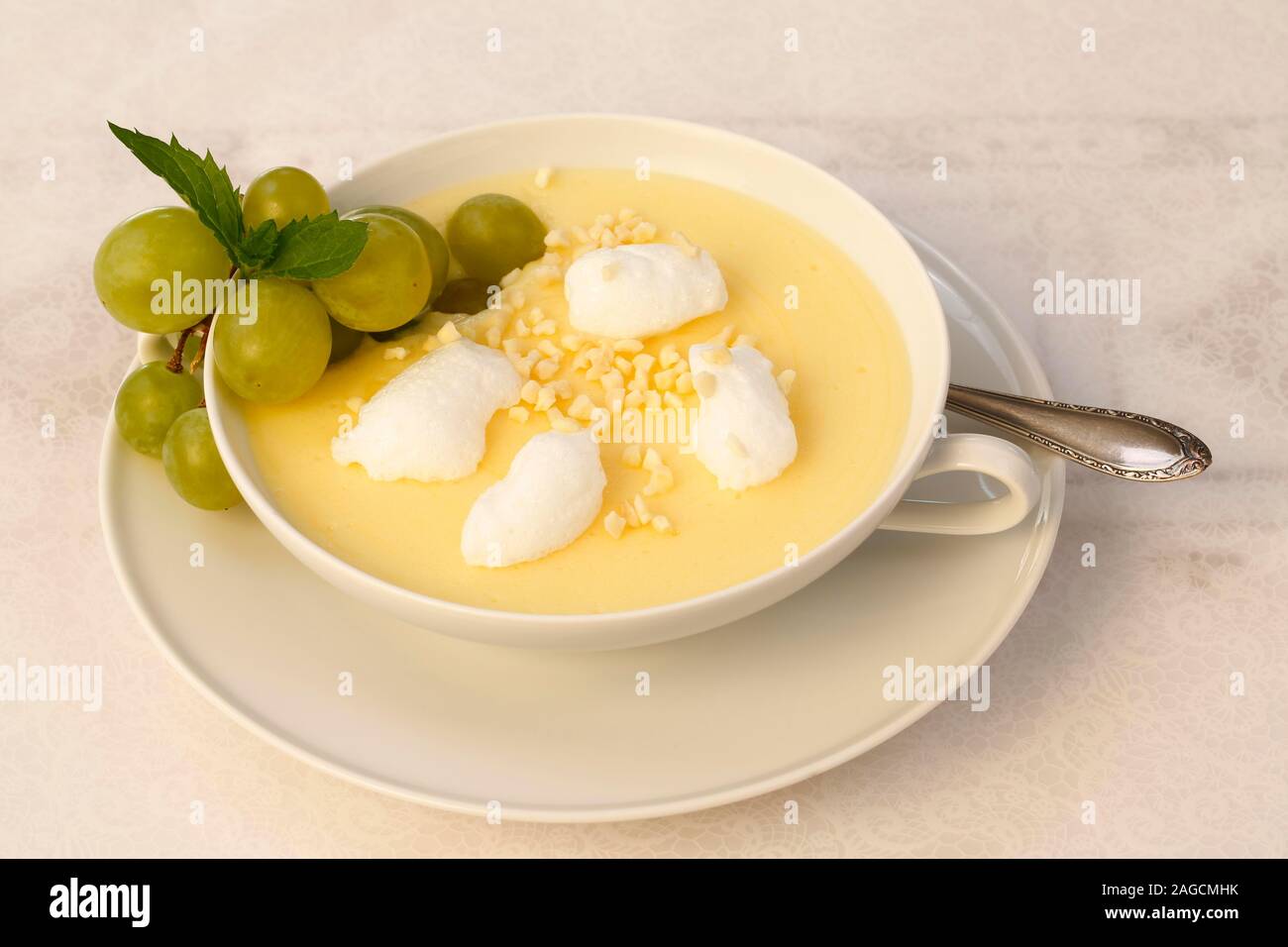 Sveva in dessert dessert bowl, Stoccarda vino crema di latte con schiuma di proteina, uva, Germania Foto Stock