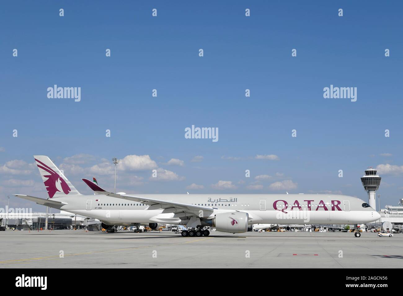 Qatar Airways Airbus A350-1000 nella parte anteriore del terminale 1 con torre, Aeroporto di Monaco di Baviera, Baviera, Baviera, Germania Foto Stock