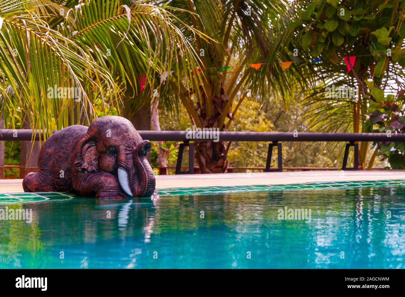 Fuoco selettivo di una scultura di elefante seduto in piscina ad Ao Nang Krabi, Thailandia, Asia Foto Stock