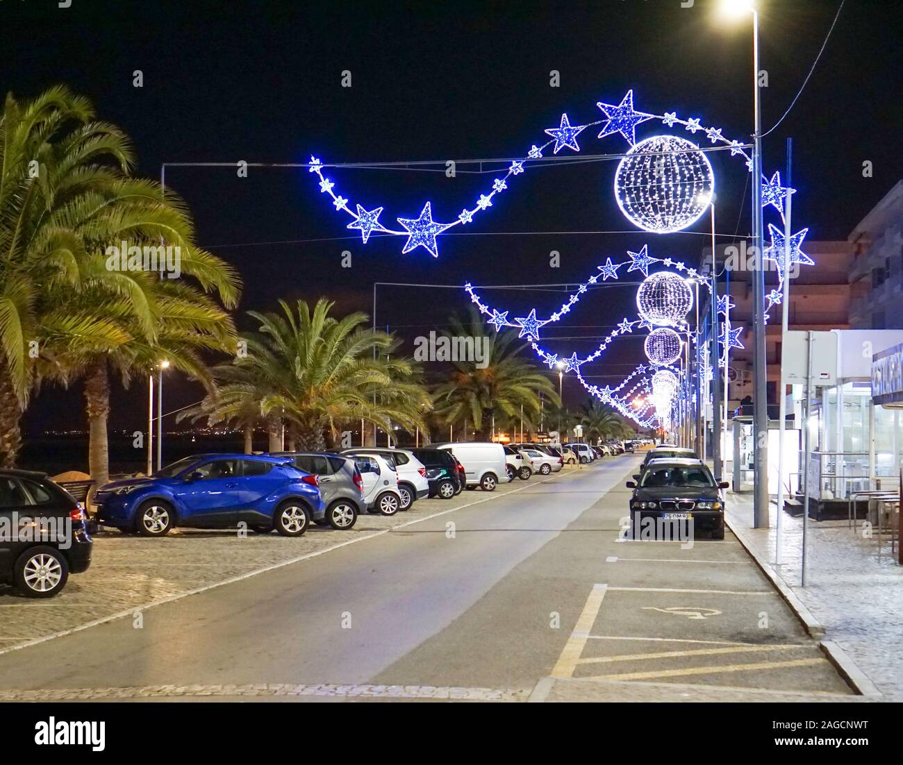 Quarteira, Portogallo,16 dicembre 2019. Le strade di Quarteira decorate con illuminazione di festa per celebrare il Natale. Foto Stock