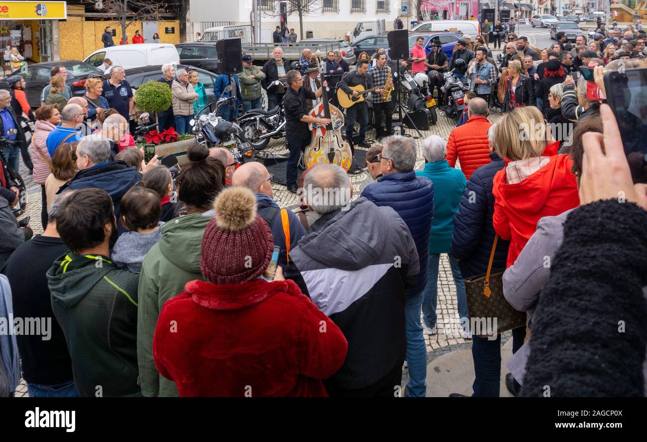 Loulé, Portogallo. Un gruppo rock and roll intrattiene le folle fuori dal mercato della frutta come parte delle celebrazioni natalizie a Loulé, in Portogallo. Foto Stock