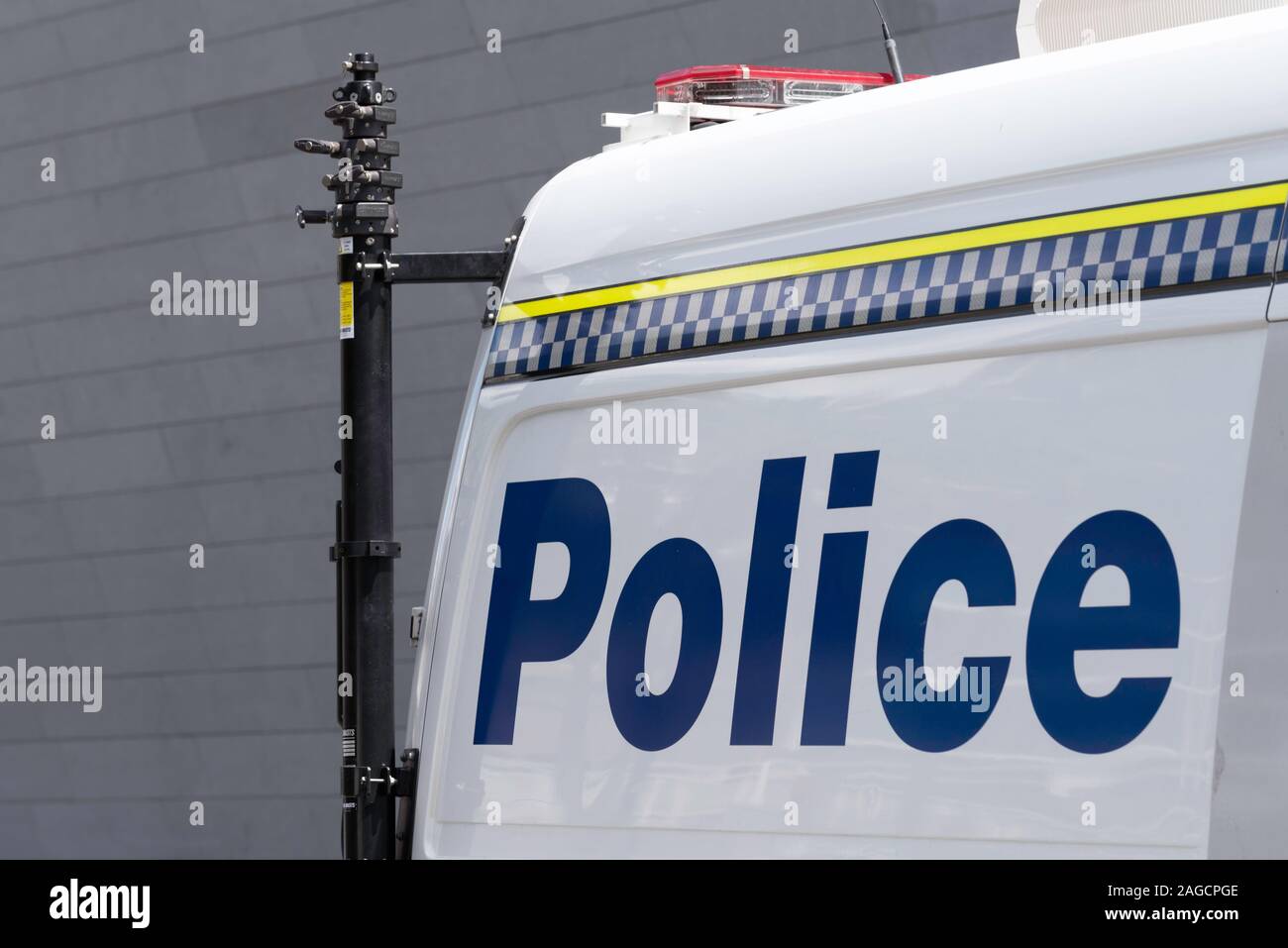 Una vista parziale di una polizia bianca van e la polizia di parola scritta in lettere grandi blu sul lato a Sydney in Australia Foto Stock