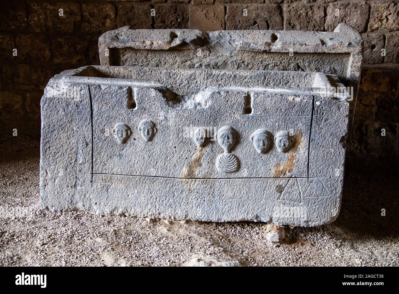 Sarcofago insiide Raymond de St Gilles Cittadella, Castello di Tripoli, Tripoli, Libano Foto Stock