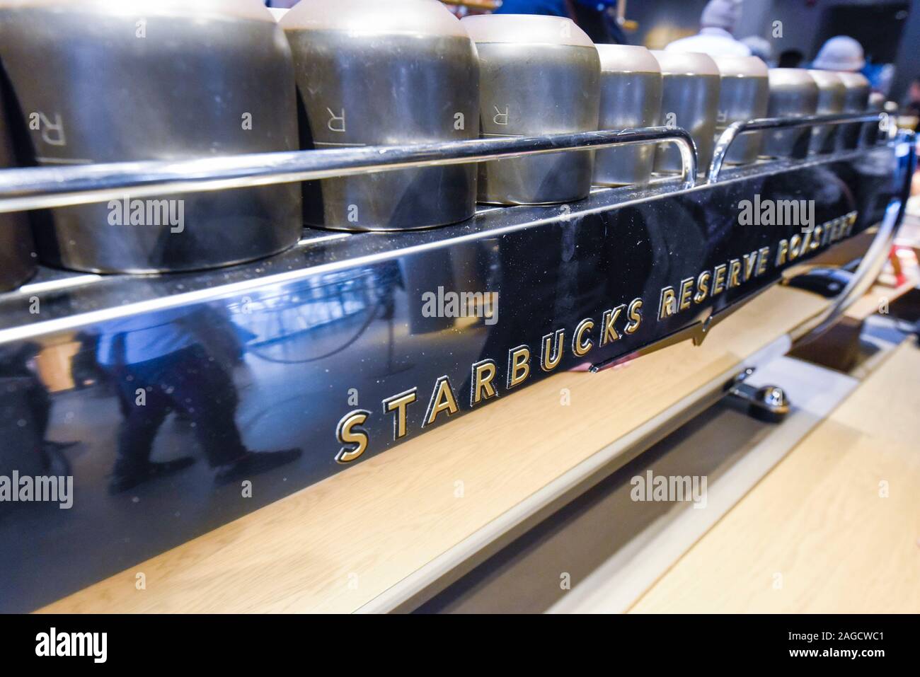 Chicago, Stati Uniti d'America. Il 18 dicembre 2019. Una tazza di caffè stand in esperienziale il Caffè bar nel recentemente aperto Roastery Chicago, più grandi del mondo di Starbucks sulla Michigan Avenue. Il caffè più rari che la società fornisce sono in offerta in una riserva di Starbucks Roastery che su quattro piani, presenta la storia del caffè dal bean to cup, un panificio italiano, un caffè esperienziale bar e un caffè ispirato cocktail bar. Credito: Stephen Chung / Alamy Live News Foto Stock