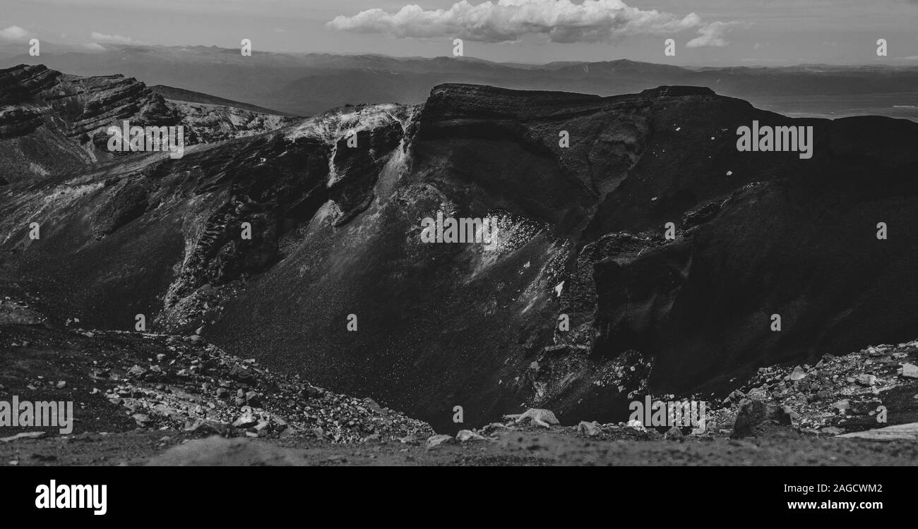 Scala di grigi del cratere Rosso, Tongariro Alpine Crossing, in Nuova Zelanda Foto Stock