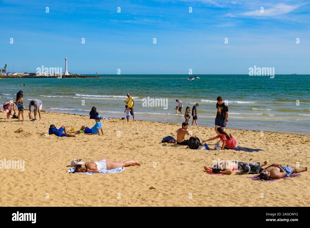 Per coloro che godono di prendere il sole presso la spiaggia di St Kilda, la spiaggia più famosa di Melbourne, Australia Foto Stock