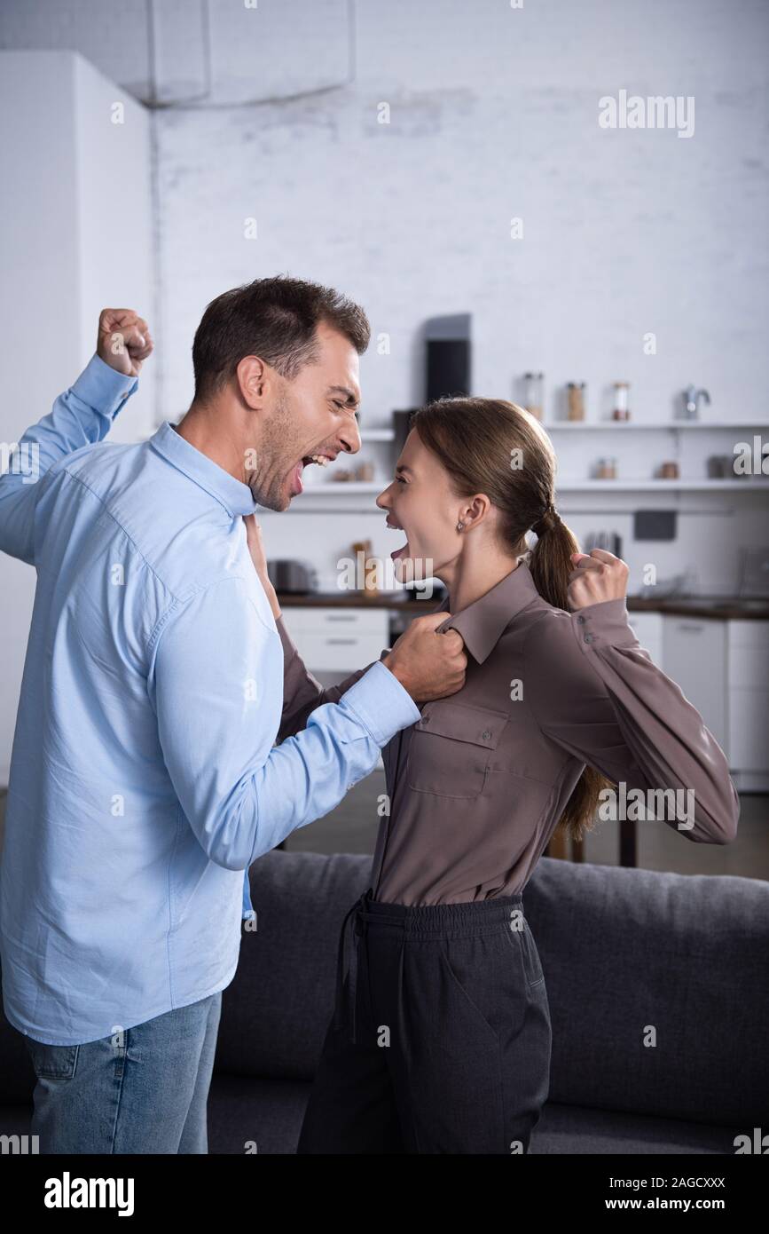 Adirato contro il marito e la moglie combattimenti e urlando a ciascun altro Foto stock