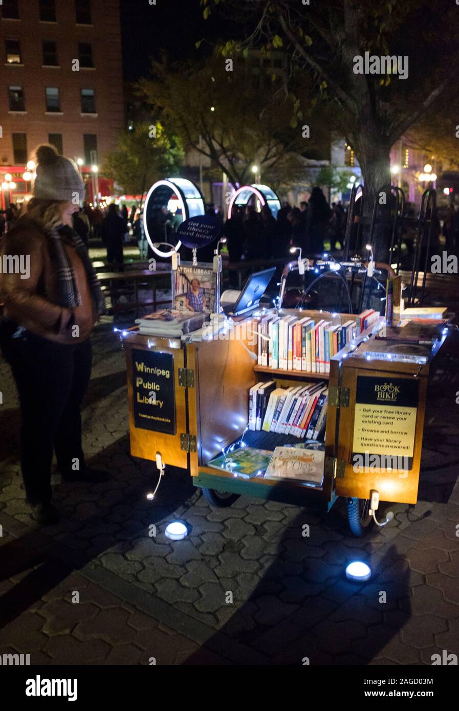 Un stand portatile pieno di libri della libreria alla Nuit Blanche le feste in piazza del Mercato Vecchio, Winnipeg, Manitoba Foto Stock