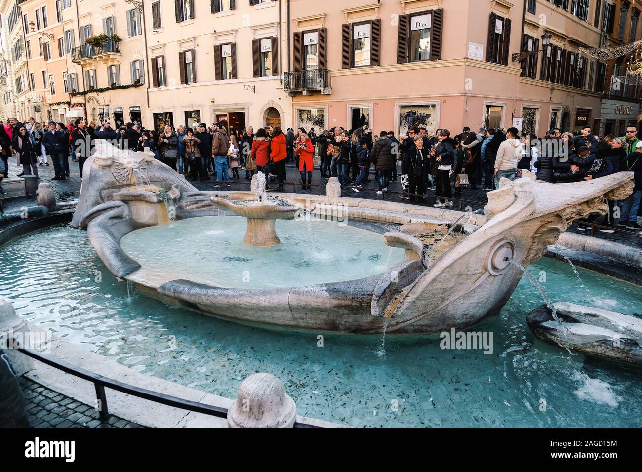 Roma, Italia - 14 dicembre 2019: famoso e tradizionale bernini fontana della Barcaccia in piazza di Spagna Roma Foto Stock