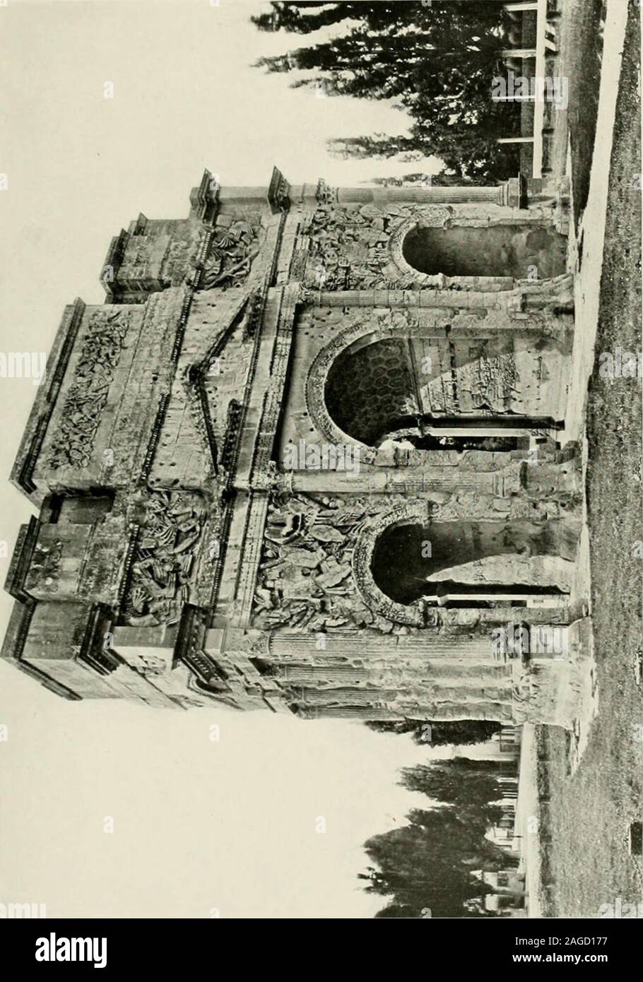 . Architettura medievale, le sue origini e sviluppo, con gli elenchi dei monumenti e delle bibliografie. Capitolo II I PRIMI CRISTIANI lo stile del IV secolo segna un'epoca di transizione in Romanhistory - un momento in cui il vecchio ordine cambia e givesplace di nuovo a. Durante gli ultimi cinquanta anni di declino aveva beensteadily progredendo, e mentre i barbari erano stati raccogliere-ing contro le frontiere in sempre maggior forza, militarypower dell'Impero era stato sprecato in una interminabile successionof broils civile tra rivale pretendenti al trono imperiale.aggiunto per le miserie della guerra, erano quelli di mis Foto Stock