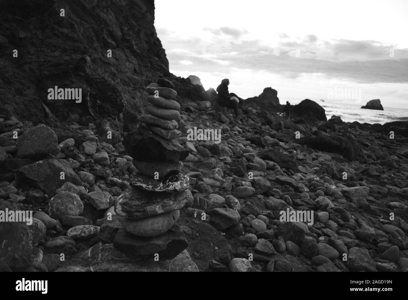 Immagine in scala di grigi delle pietre di mare impilate sopra Gli uni gli altri in Lands terminano a San Francisco Foto Stock