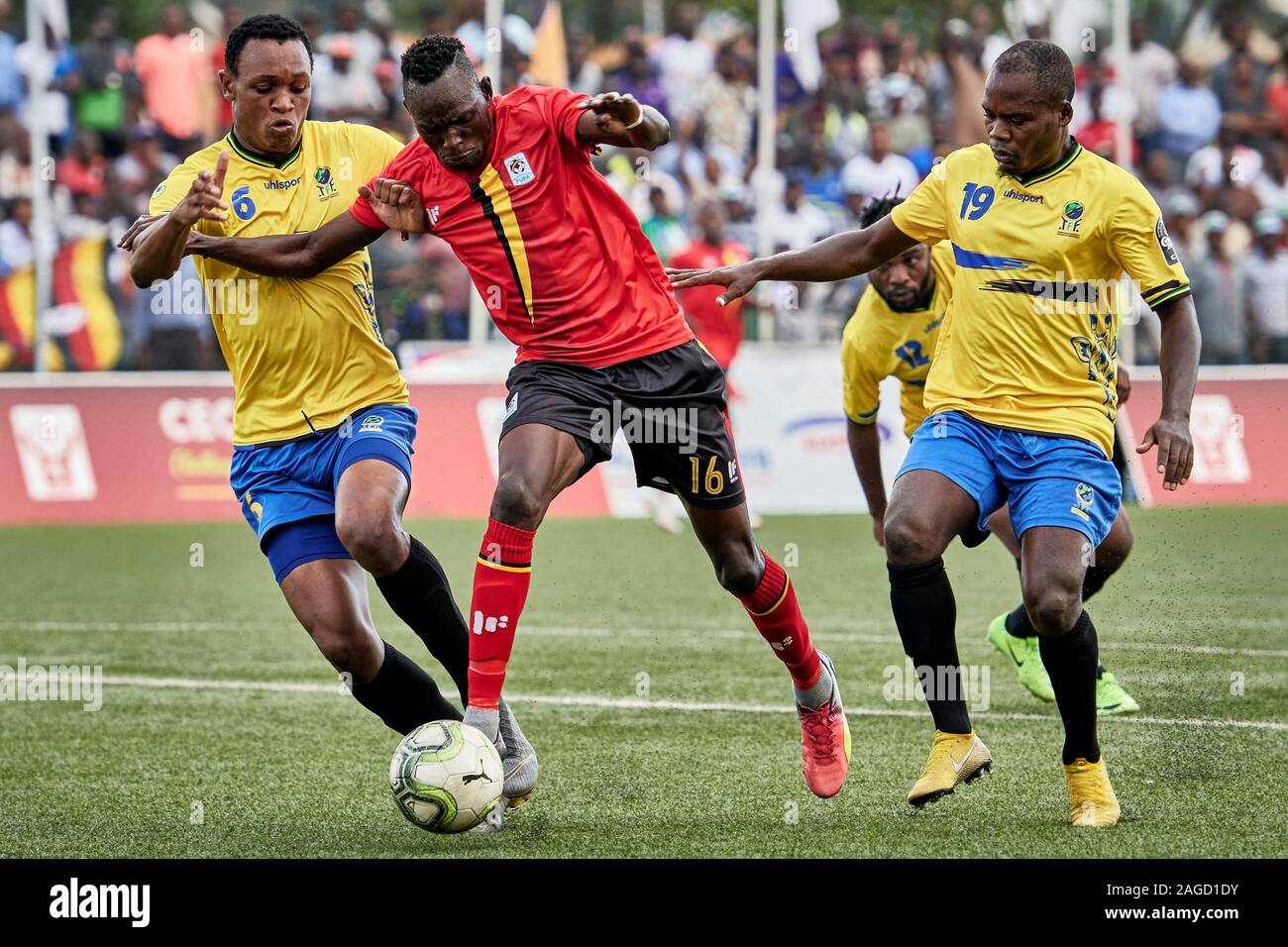 Kampala, Uganda. 17 dic 2019. Ben Ocen (16, Uganda) si sposta verso l'obiettivo perseguito dai Mzamiru Saidi (19, Tanzania) e Bakari Nondo (6, Tanzania). Uganda Tanzania v, Semi-Final, Senior CECAFA Challenge Cup 2019. Star volte Stadium a Lugogo. Credito: XtraTimeSports (Darren McKinstry) / Alamy. Foto Stock