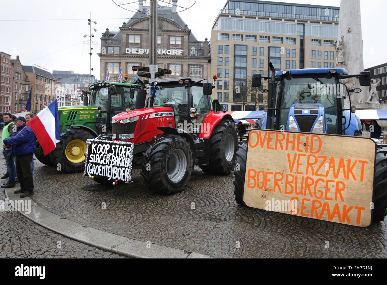 Gli agricoltori olandesi protestare con i loro trattori contro il governo di politica agricola, di fronte al Palazzo Reale in Piazza Dam su dicembre 13, 2019 Foto Stock