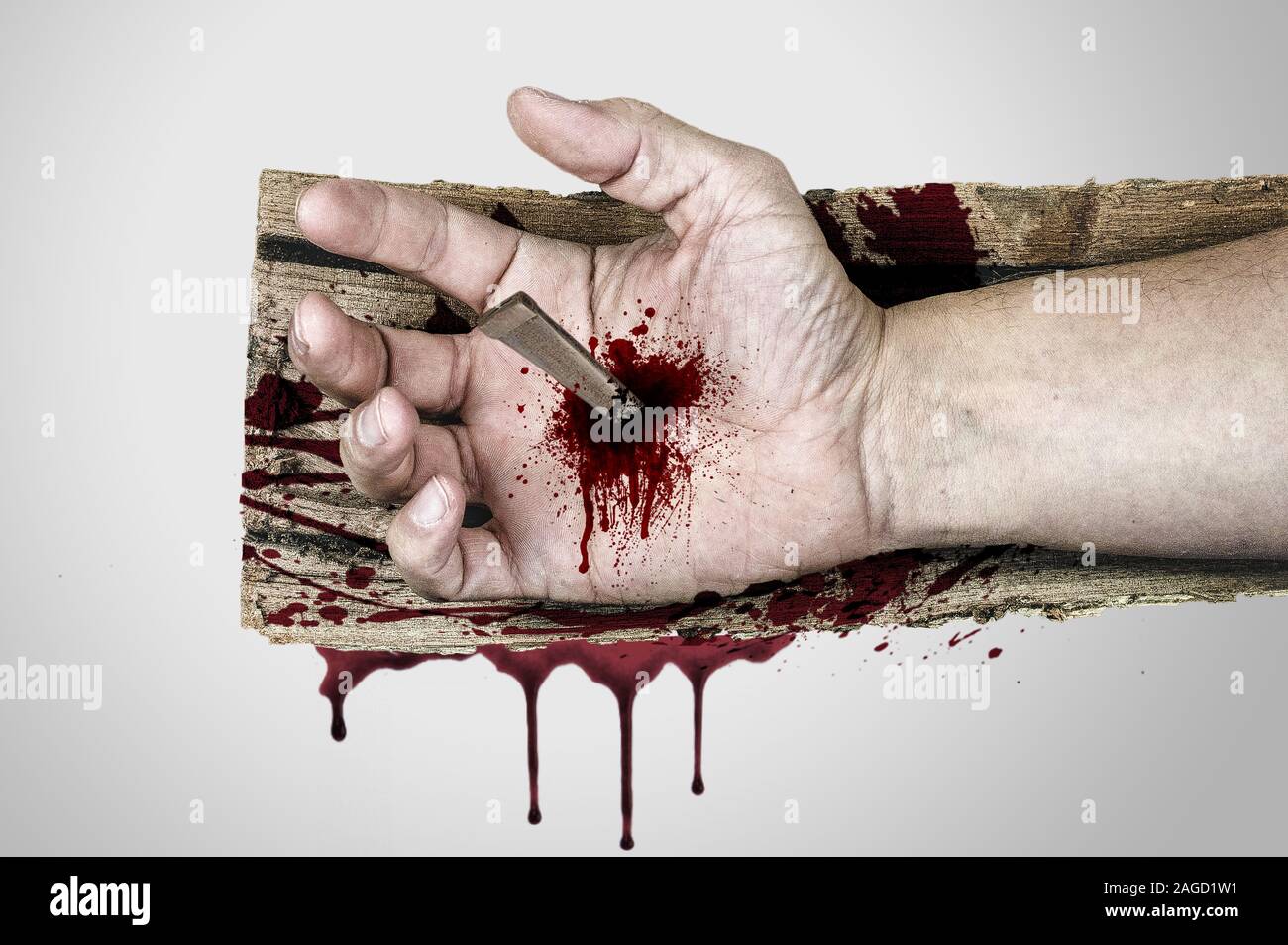 La mano sanguinante di Gesù Cristo inchiodò alla croce di legno Foto Stock