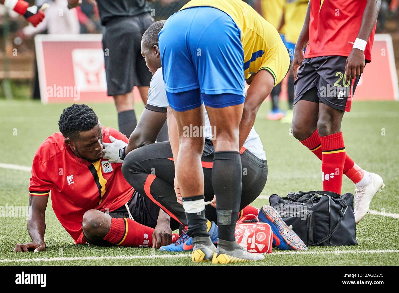 Kampala, Uganda. 17 dic 2019. Halid Lwaliwa (2, Uganda) riceve attenzione da Emanuel Nakabago (fisioterapista, Uganda) per una lesione della spalla. Uganda Tanzania v, Semi-Final, Senior CECAFA Challenge Cup 2019. Star volte Stadium a Lugogo. Credito: XtraTimeSports (Darren McKinstry) / Alamy. Foto Stock