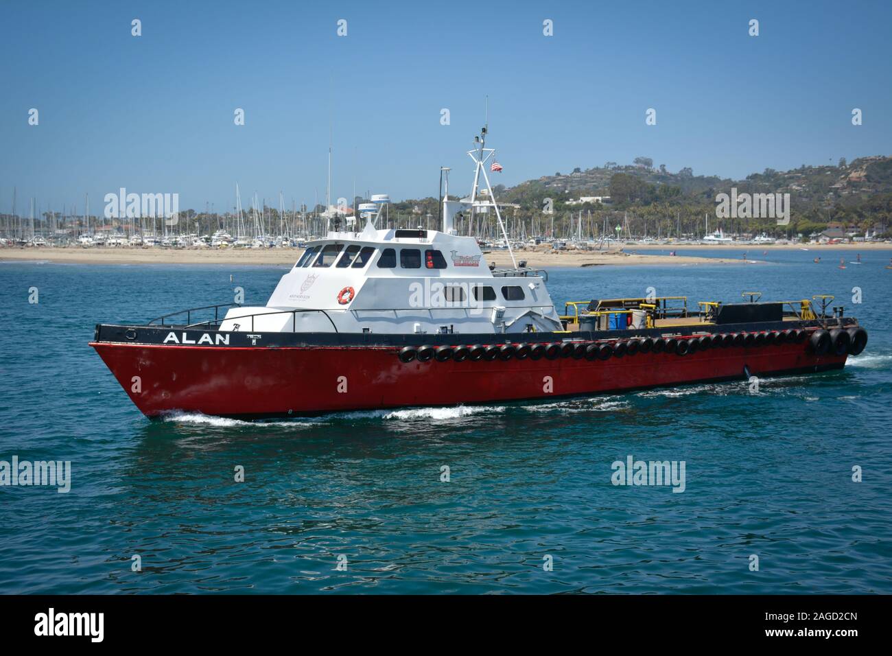 A 100 ft triple vite diesel alluminio equipaggio barca, "Alan T', una CAL  Servizi nave barca, navigando attraverso il Santa Barbara porto nel sud  Cali Foto stock - Alamy