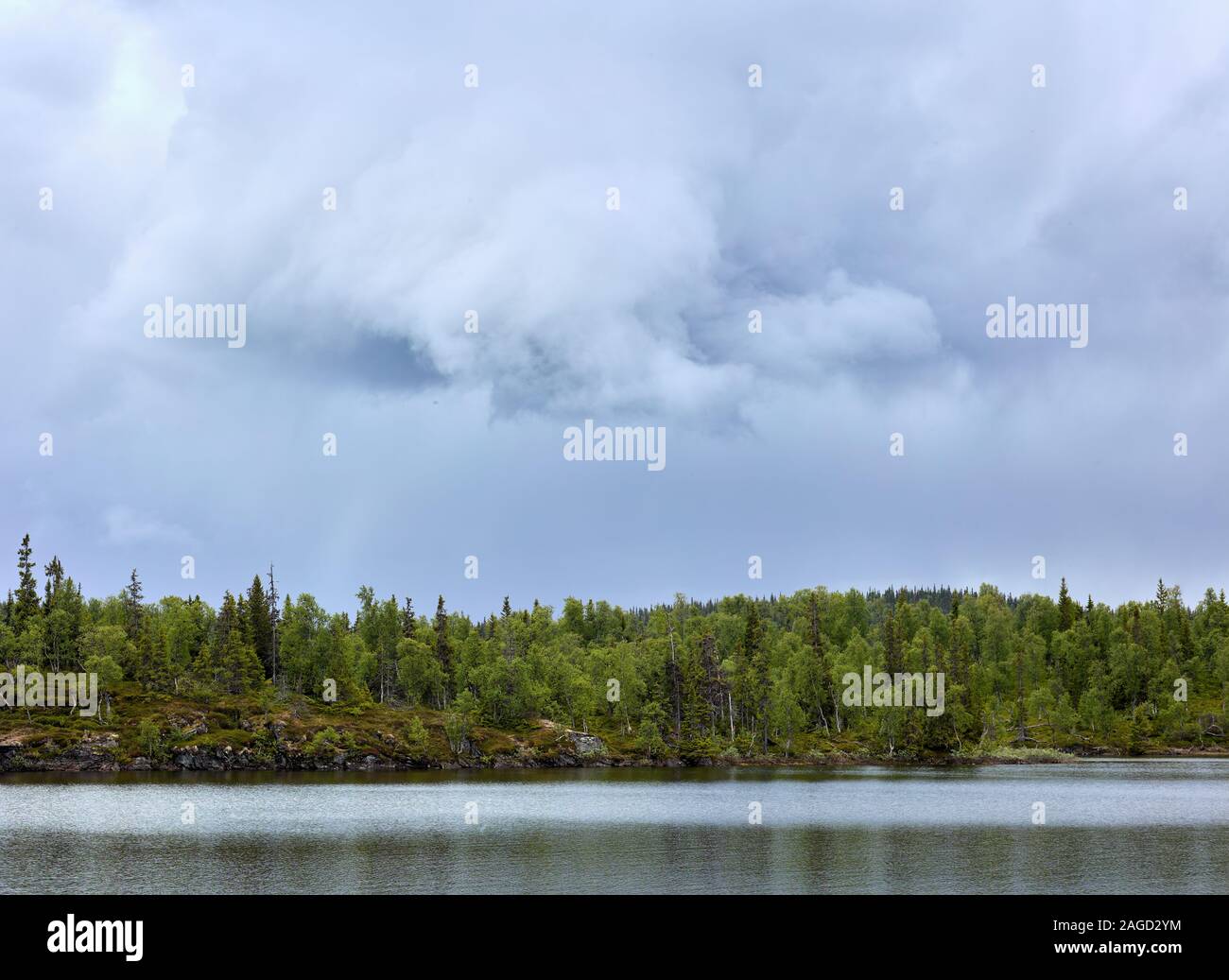 Spettacolari nuvole sopra il lago Leemtse a Leipikvattnet, vicino a Bjurälven, vicino a Wilderness Road (Vildmarksvägen), Svezia Foto Stock
