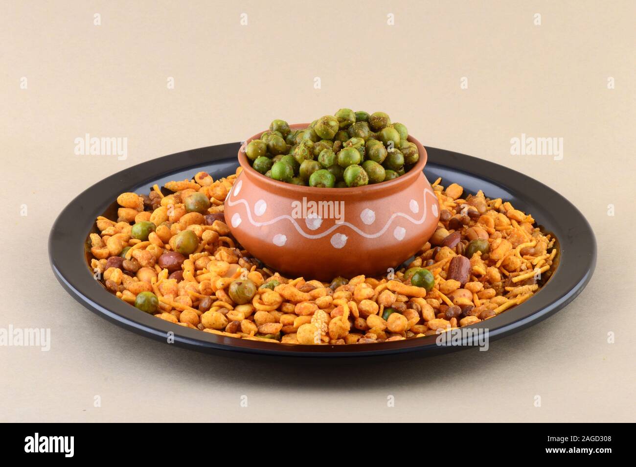 Indian Snack : Miscela e fritti speziati piselli verdi {chatpata mataró}. Foto Stock