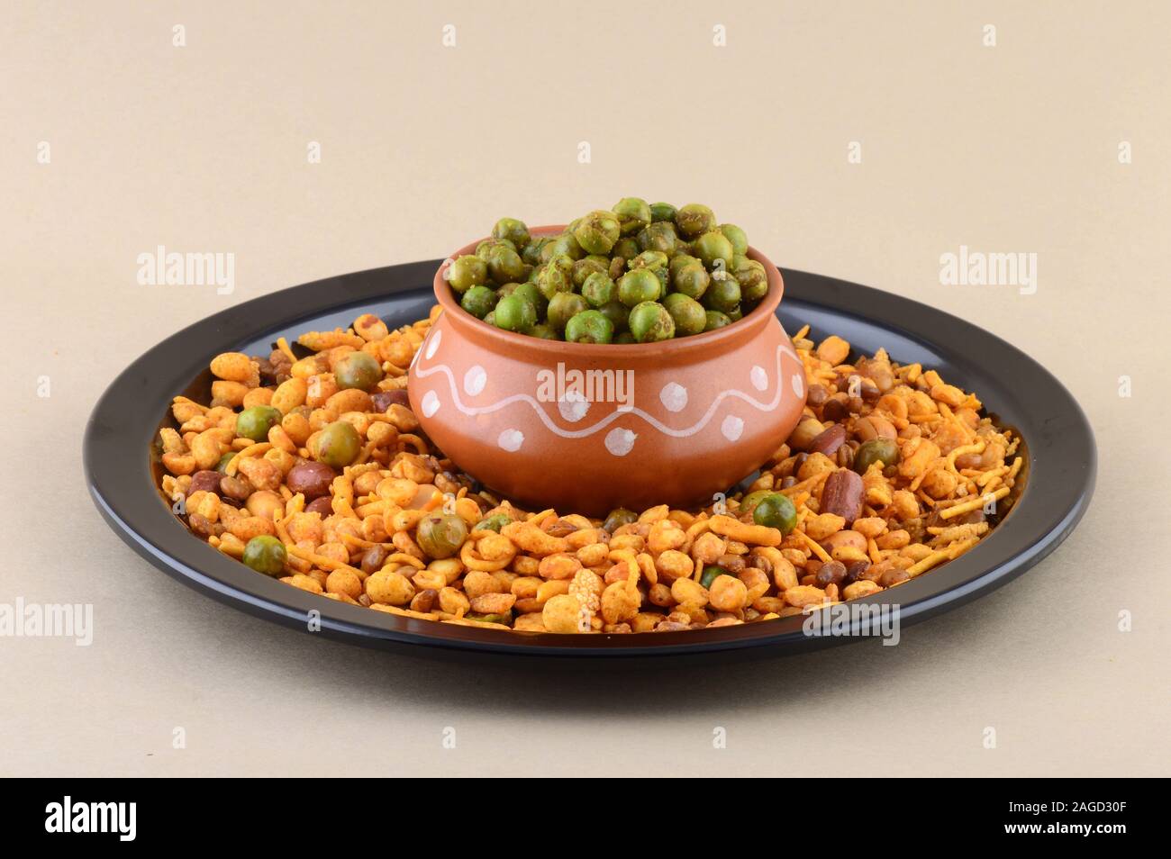 Indian Snack : Miscela e fritti speziati piselli verdi {chatpata mataró}. Foto Stock