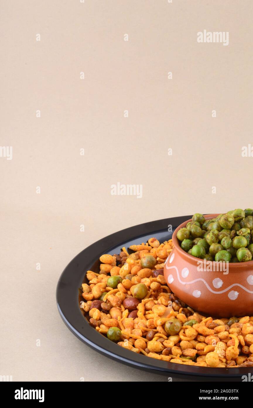 Indian Snack : Miscela e fritti speziati piselli verdi {chatpata mataró}. Foto Stock