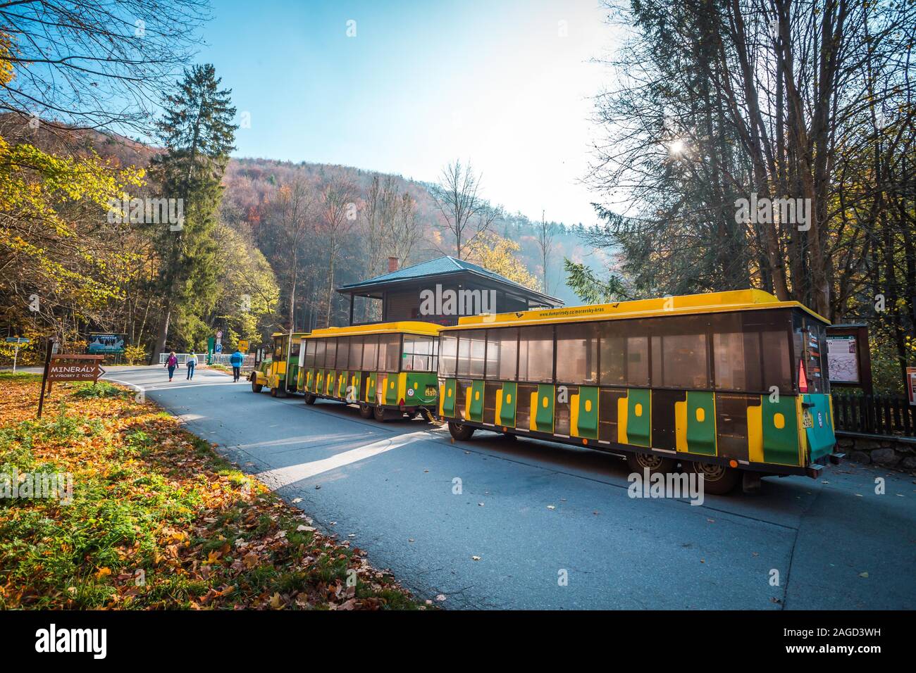 Carso Moravo, Repubblica Ceca - 29 Ottobre 2019 - Tarmac treno utilizzato per il trasporto di turisti tra Abysso di Macocha e grotte. Foto Stock