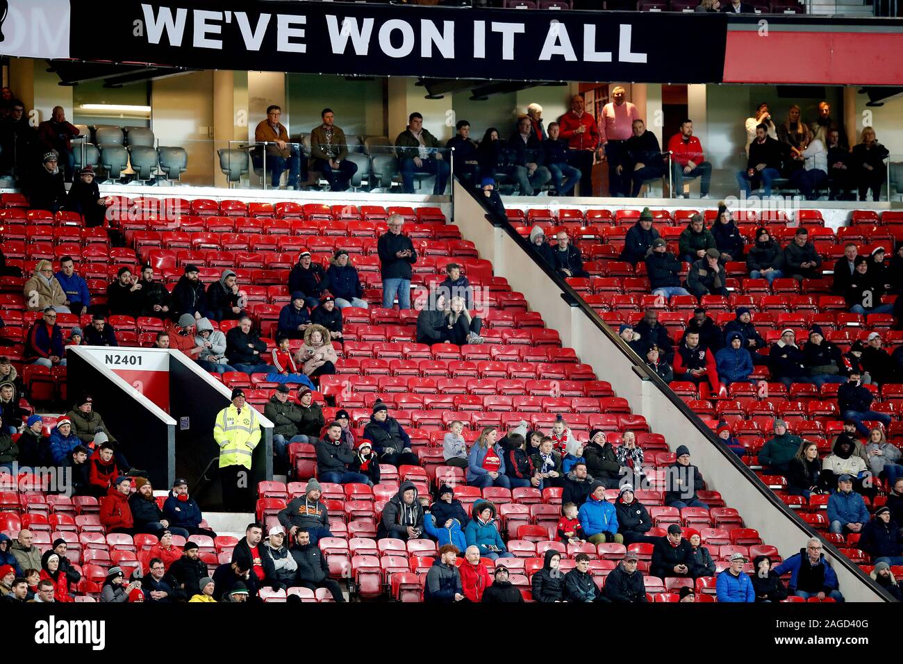 I posti vuoti nelle gabbie al di sotto di un " Abbiamo vinto tutto' banner durante il Carabao Cup quarti di finale corrispondono a Old Trafford, Manchester. Foto Stock