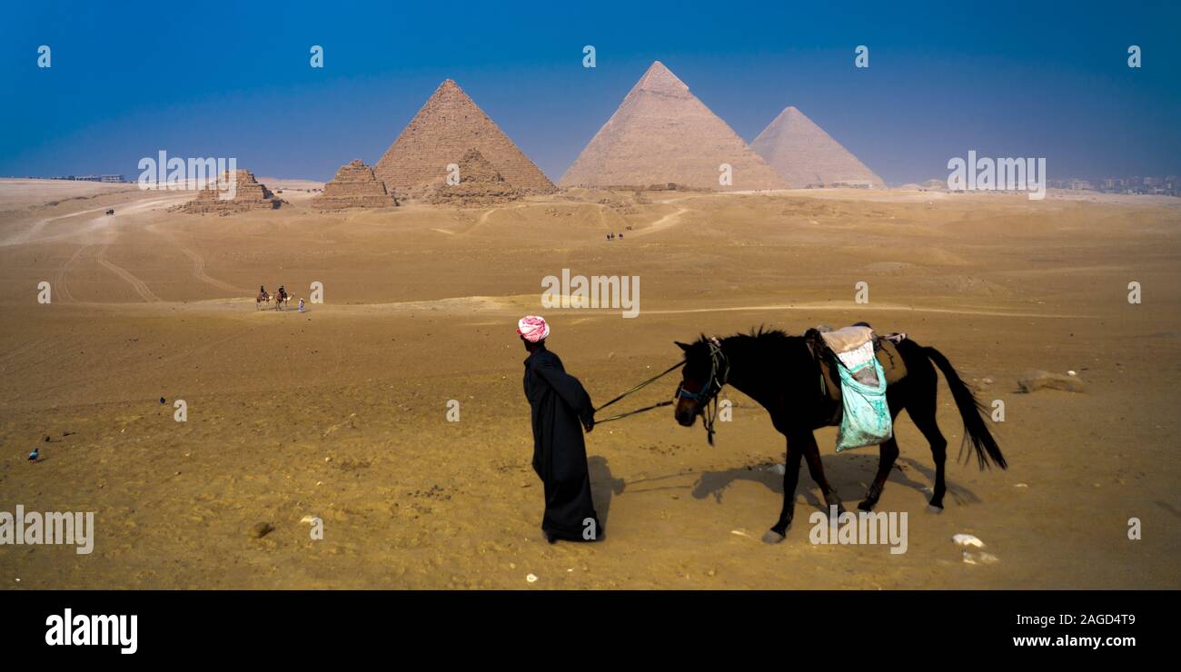 Novembre 2019, Il Cairo Egitto, cavallo e il turista di fronte a grandi piramidi di Giza, Cairos Foto Stock