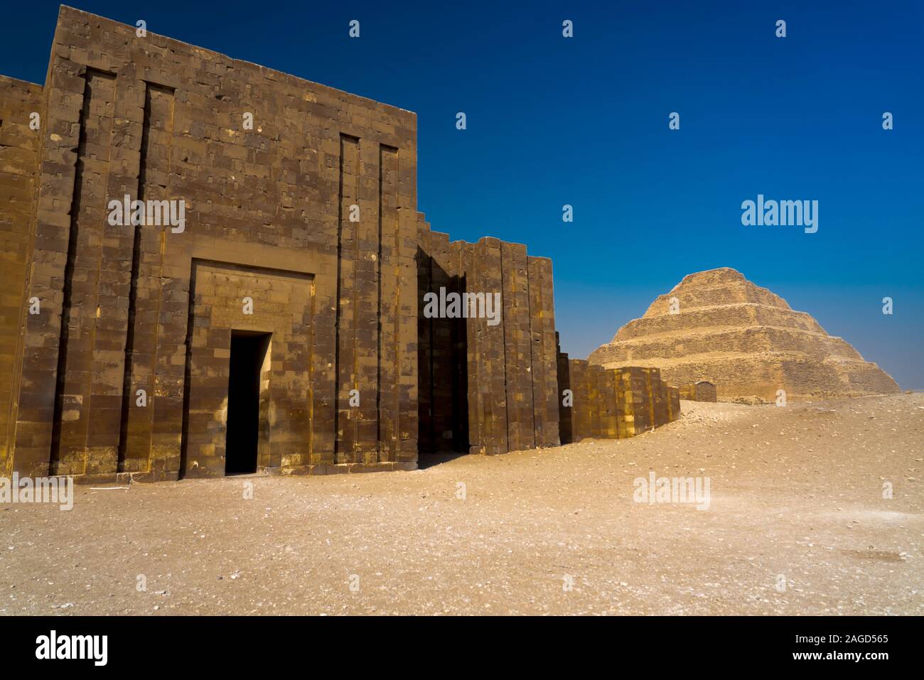 Novembre 12, 2019, il Cairo, Egitto - piramide di Saqqara noto come 'Step Piramide' prima piramide dell'Egitto Foto Stock