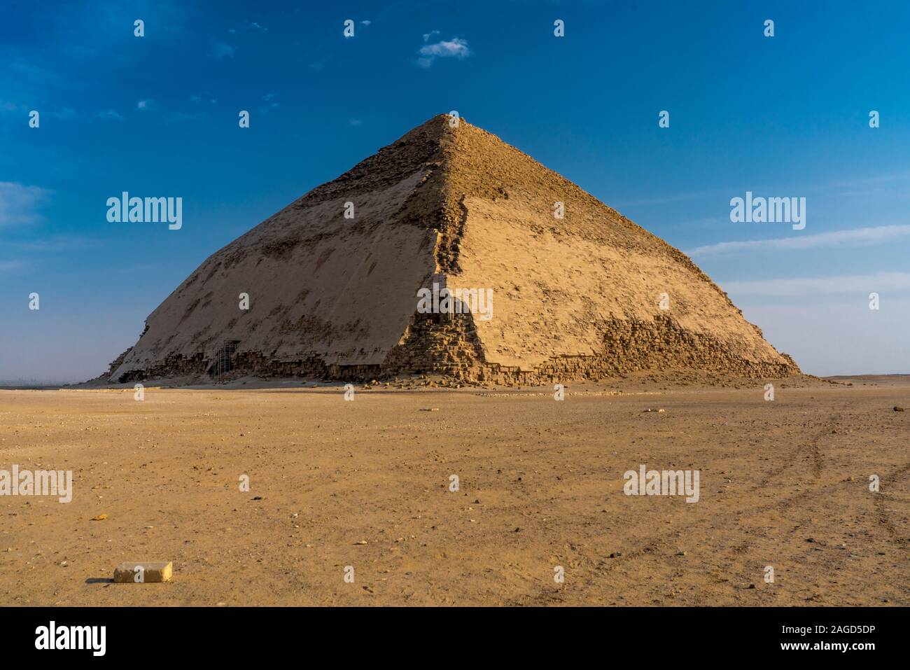 Novembre 12, 2019, il Cairo, Egitto - piegate piramide è una antica piramide egizia, il primo, situato presso il Royal necropoli di Dahshur al di fuori del Cairo in Egitto Foto Stock