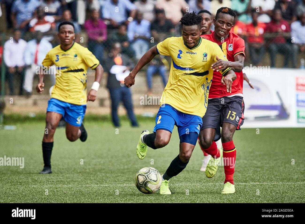 Kampala, Uganda. 17 dic 2019. Joackiam Ojera (13, Uganda) si muove per affrontare Gadiel Kamagi (2, Tanzania). Uganda Tanzania v, Semi-Final, Senior CECAFA Challenge Cup 2019. Star volte Stadium a Lugogo. Credito: XtraTimeSports (Darren McKinstry) / Alamy. Foto Stock