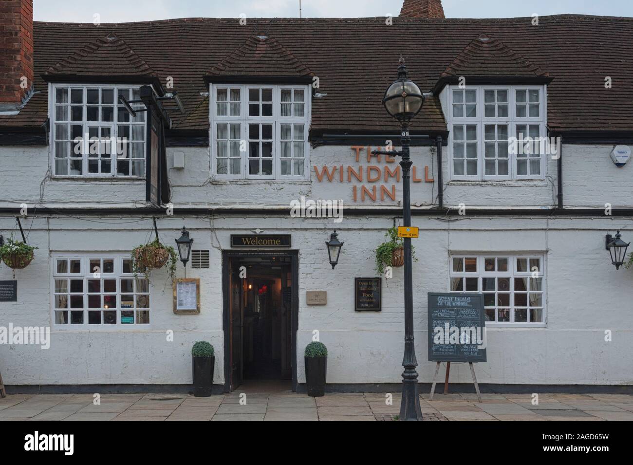 Il Windmill Inn pub con bella colorata nei cestini appesi in Church street, Stratford Upon Avon, Warwickshire, Inghilterra Foto Stock