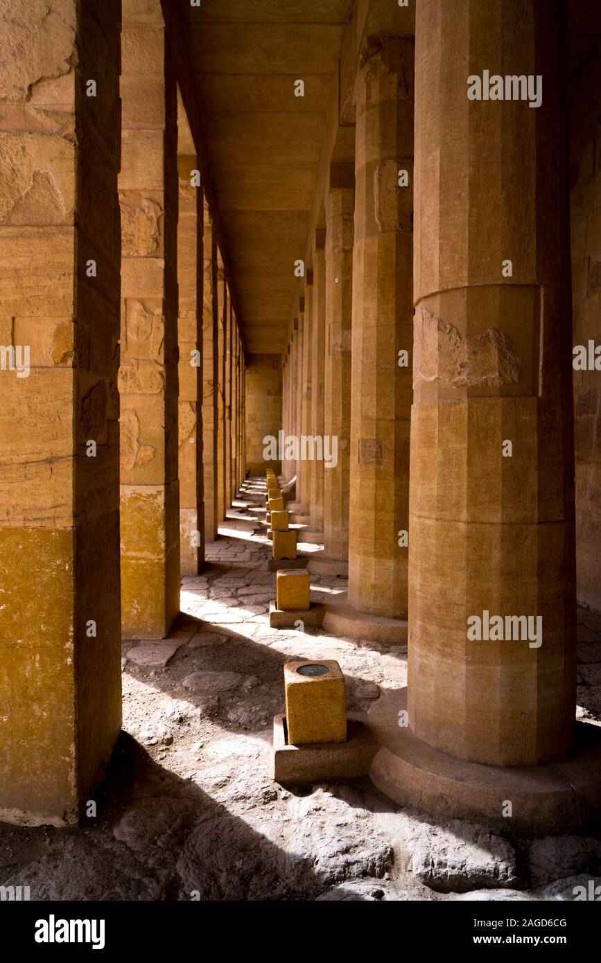 Novembre 18, 2019, la Valle dei Re, Egitto, mortuaria Tempio di Hatshepsut costruito per la XVIII dinastia faraone Hatshepsut si trova a Deir el-Bahari vicino alla Valle dei Re Foto Stock