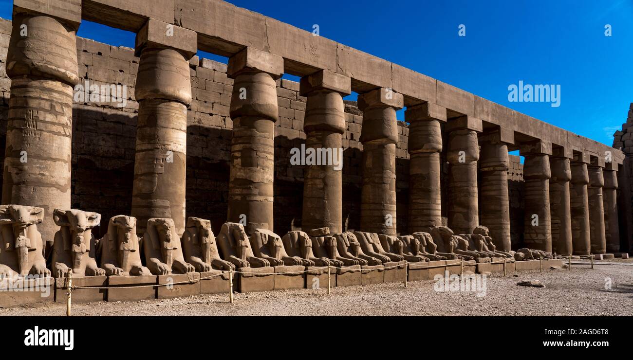Novembre17, 2019 - Luxor Egitto - Tempio di Karnak complesso comprende un vasto mix di templi cariati, cappelle, tralicci, Luxor, Egitto. ha cominciato durante Senusret Regno di Mezzo Foto Stock