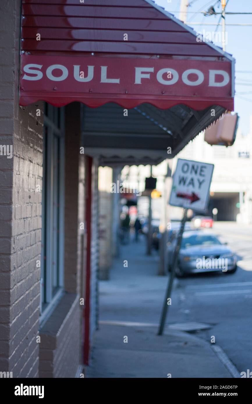 Un primo piano di un urbano soul food ristorante negozio di fronte. Foto Stock