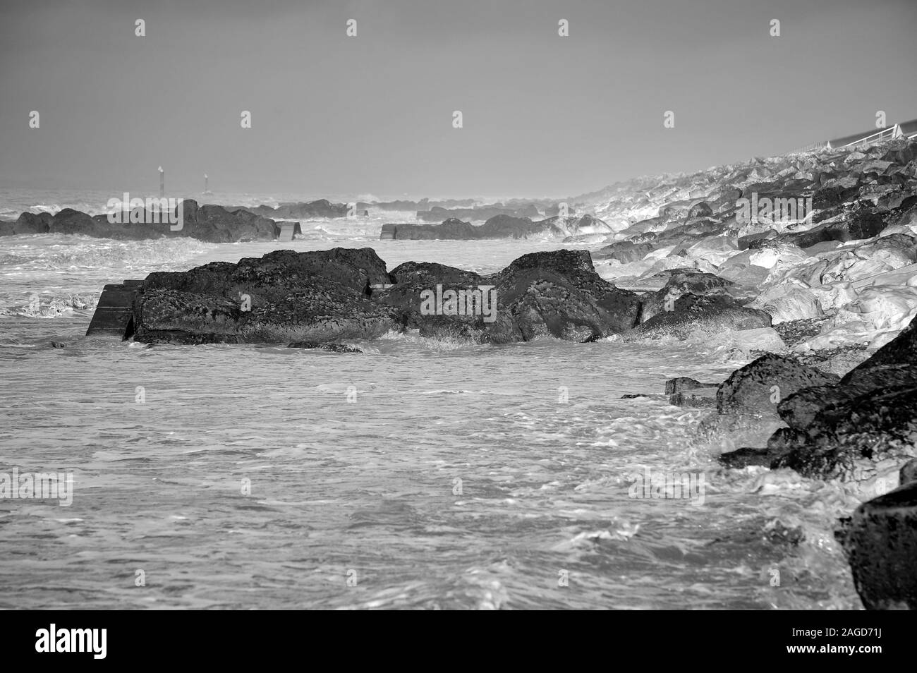 Mare mosso la rottura sulle rocce a Rossall beach,Fleetwood, Regno Unito Foto Stock