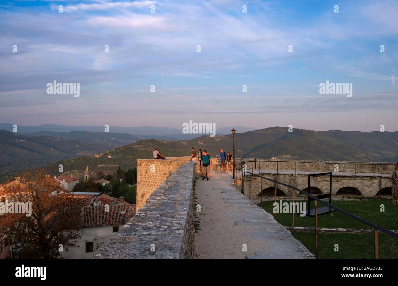 Uomo che cammina sulle antiche mura della città circostante borgo, Montona, Istria, Croazia Foto Stock