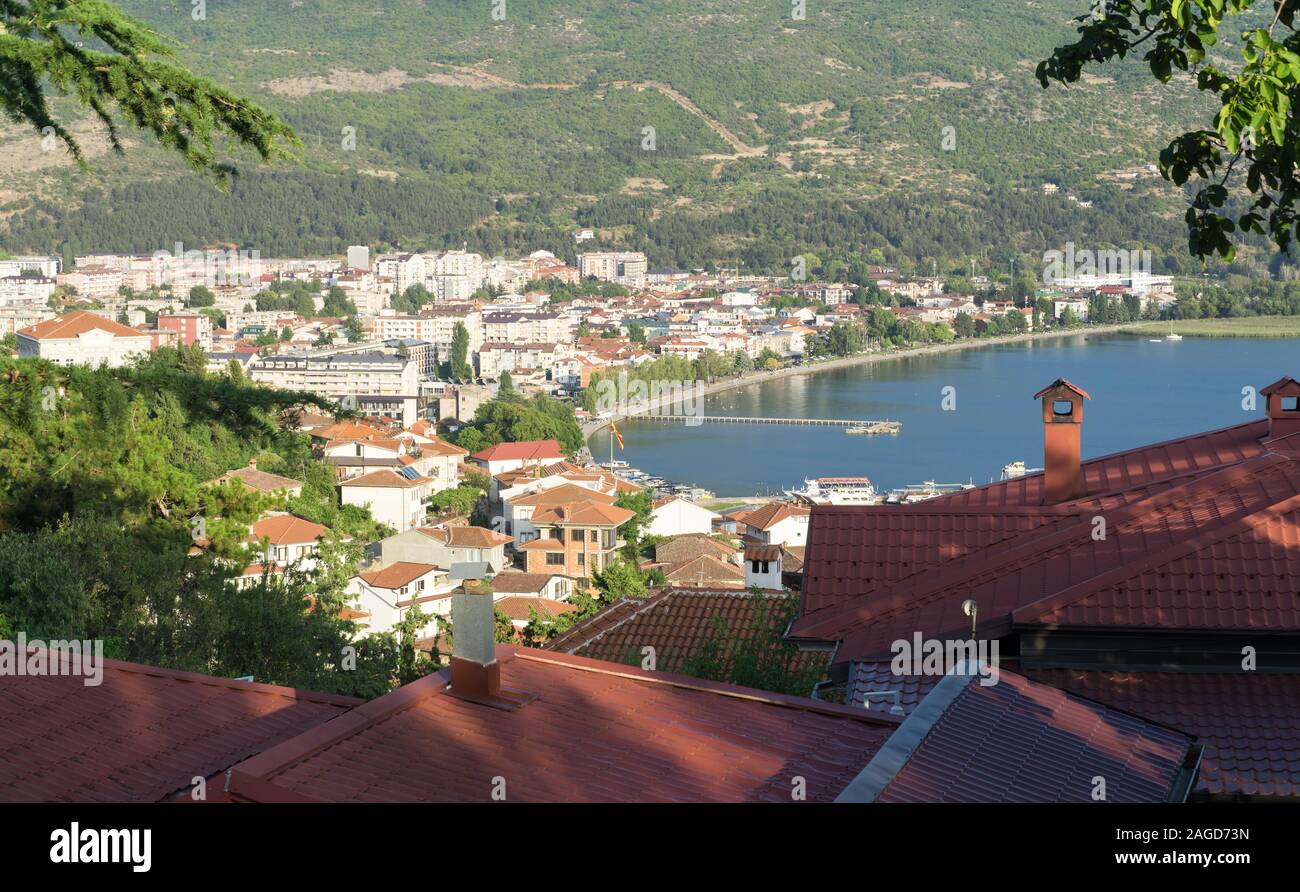 Di Ohrid e il lago di Ohrid su una soleggiata giornata estiva, vista da sopra dalla collina del castello e le montagne sullo sfondo. Sito del Patrimonio Culturale Mondiale dell'UNESCO. Foto Stock