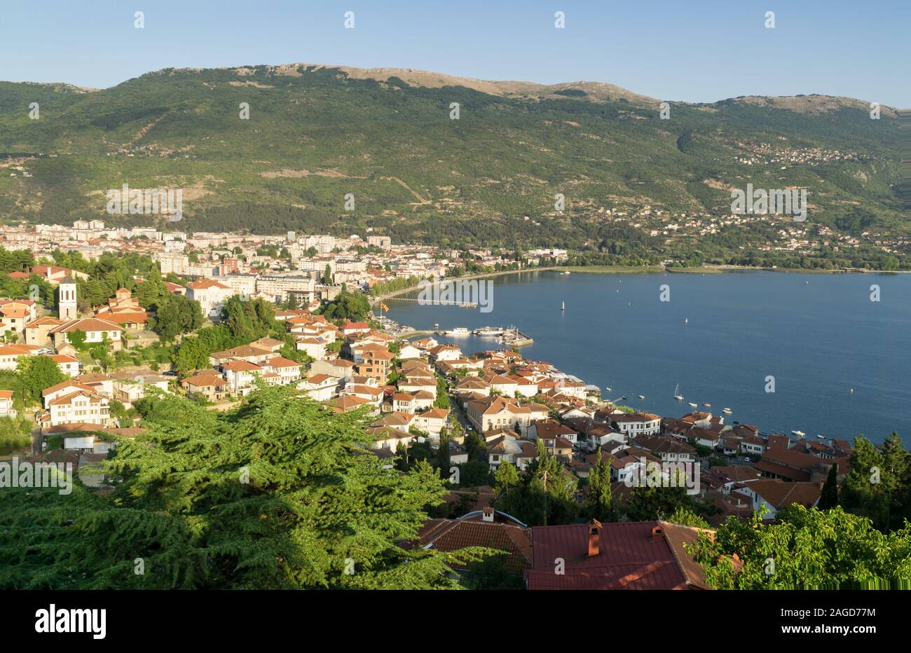 Di Ohrid e il lago di Ohrid su una soleggiata giornata estiva, vista da sopra da castle hill, sullo sfondo le montagne e il cielo blu. Foto Stock