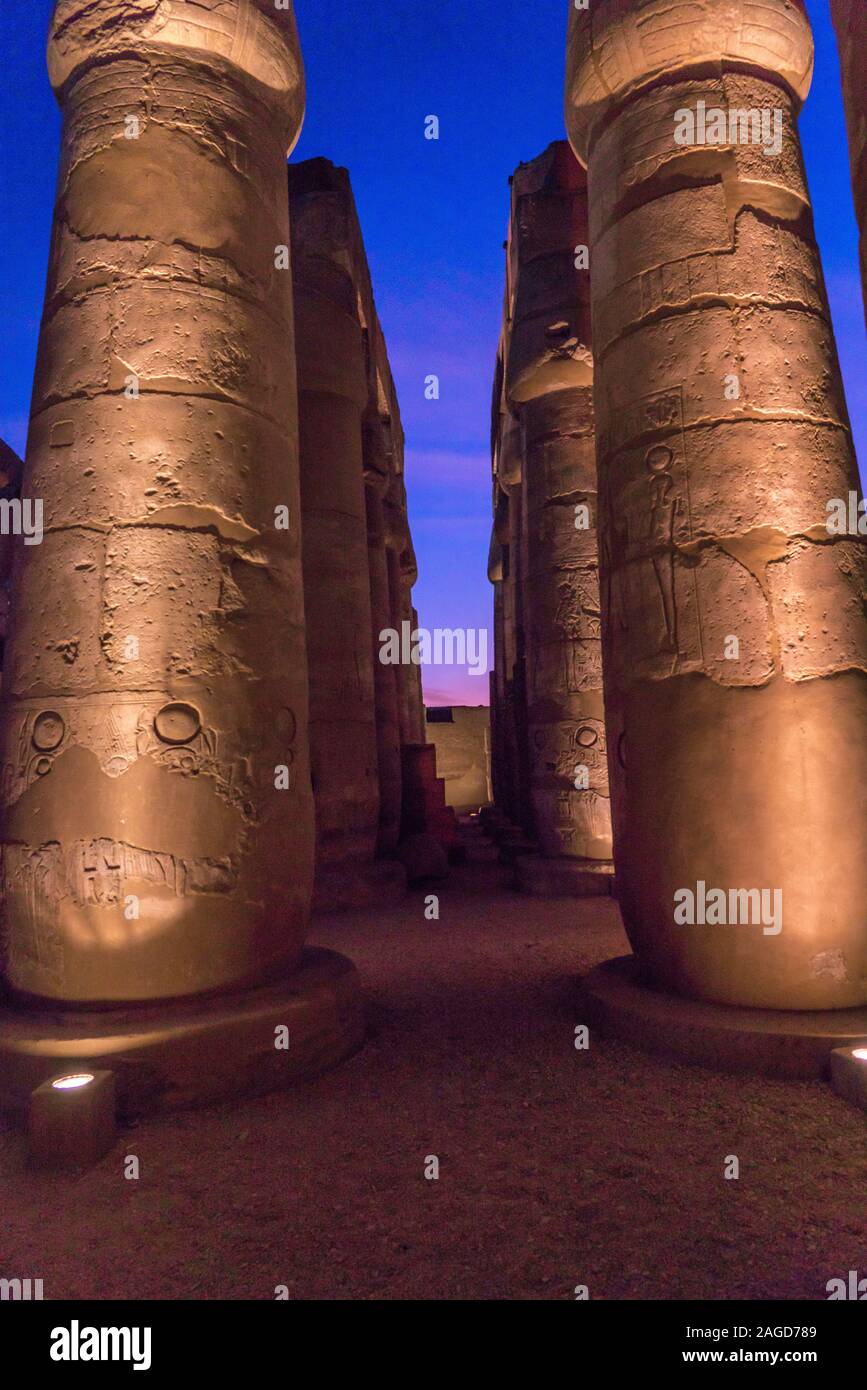 Novembre 17, 2019, Luxor, Egitto - Tempio di Luxor si trova sulla riva est del fiume Nilo in città oggi conosciuta come Luxor (antica Tebe) ed è stato costruito circa 1400 BCE Foto Stock