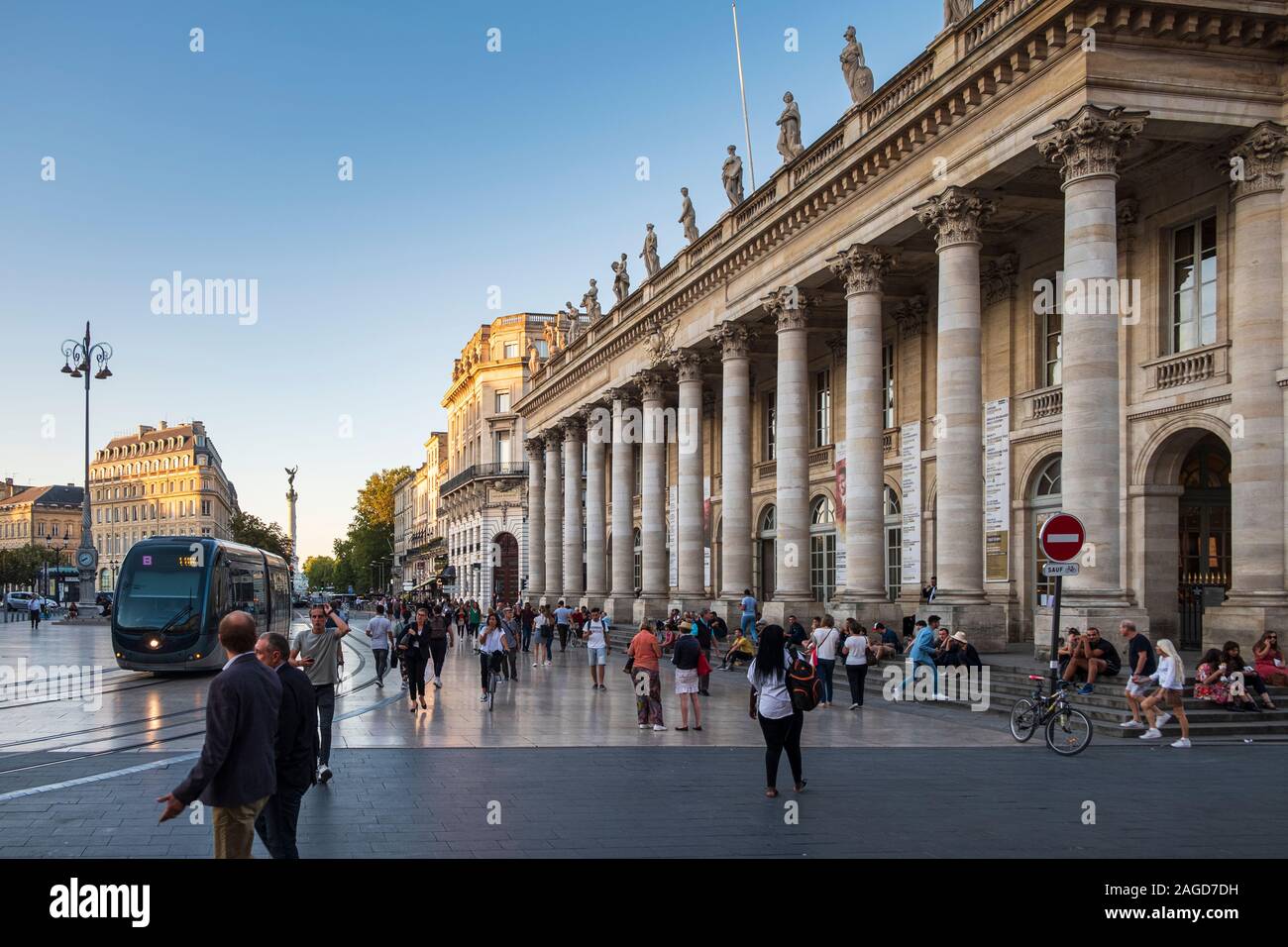 Place de la Comedie e National Opera Theatre con il tram, la città di Bordeaux, Francia Foto Stock